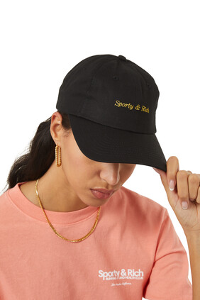 قبعة بشعار الماركة الكلاسيكي